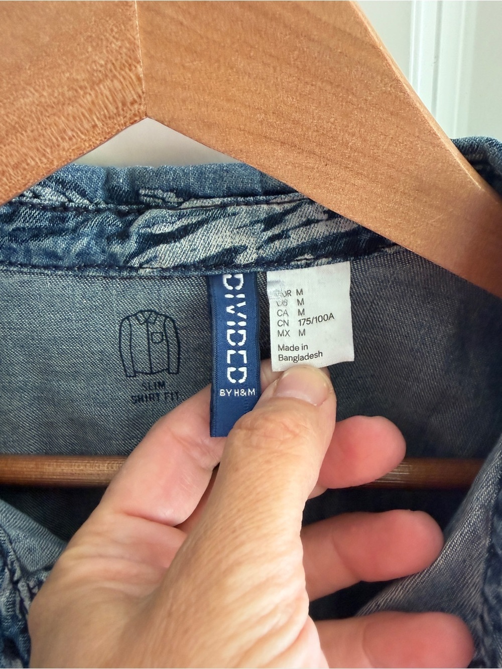 H&M Blue size M tiger stripe Denim- Button-Down Shirt. Pearl buttons. So cool. - Picture 3 of 7